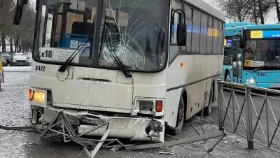 В Петербурге пассажирский автобус пробил ограждение и вылетел на тротуар