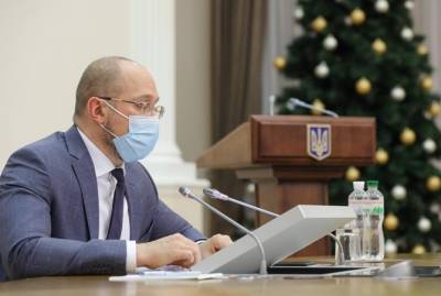 Украинский премьер поручил МВД и Минздраву расследовать возможную тайную вакцинацию украинских политиков