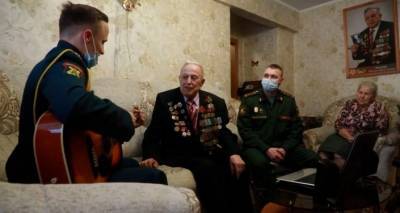 Поздравления и концерт для ветерана Великой Отечественной войны из Новосибирска