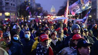 В Вашингтоне начались протесты сторонников Трампа – произошли первые стычки: видео