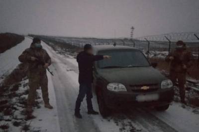 Украинские пограничники с помощью тепловизора нашли затаившегося во рву россиянина: видео