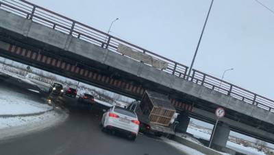 В Петербурге под "мостом глупости" застряла первая в новом году "Газель"
