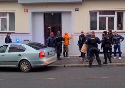 Полиция Праги задержала подозреваемого в нападении на двух женщин