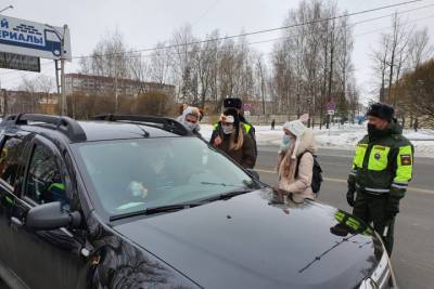 Псковские школьники и стражи порядка поздравили автомобилистов с Рождеством