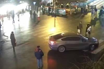 "Я не простой человек": В Киеве пьяный мужчина выехал на пешеходную зону и угрожал копам, потому что хотел увидеть елку