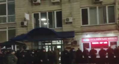 Киев трясет: десятки правоохранителей собрались защищать посольство - что происходит
