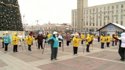 На главной площади Пензы собрались любители скандинавской ходьбы - penzainform.ru - Пенза - Площадь