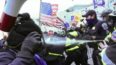 В Вашингтоне полиция применила слезоточивый газ против сторонников Трампа