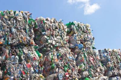 Японские ученые научились перерабатывать пластик в топливо и воск