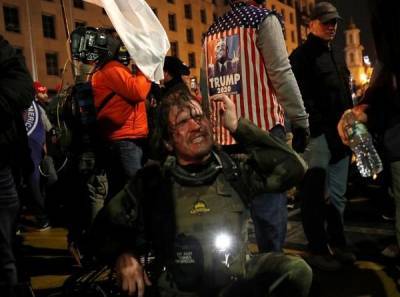 Сторонники Трампа во время протеста попытались прорваться в Капитолий