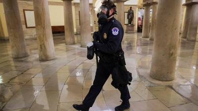 В здании конгресса США полиция применила слезоточивый газ для разгона протестующих
