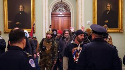 Сторонники Трампа ворвались в зал заседаний Сената США. В Вашингтоне объявлен комендантский час