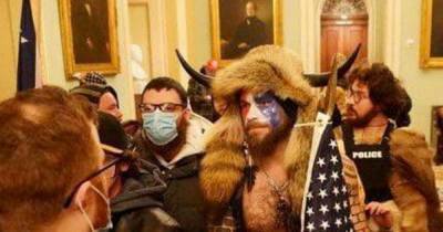 Мужчина в костюме викинга ворвался в Капитолий США