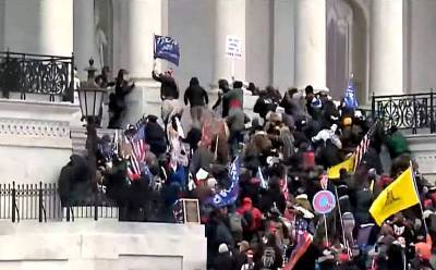 Протестующие штурмуют здание Конгресса США в Вашингтоне