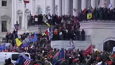 Протестующие захватили Капитолий в Вашингтоне