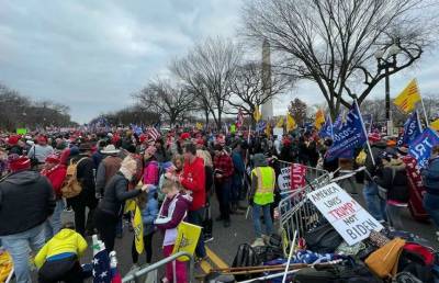 Протесты в США: сторонники Трампа ворвались в Капитолий и сенат, есть пострадавшие