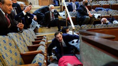 Вашингтон: столкновения с полицией продолжились внутри здания Конгресса