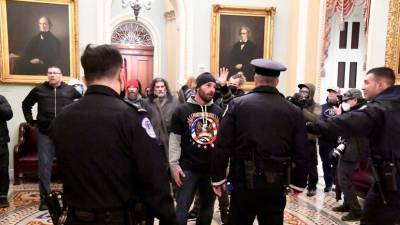 Полиция вытеснила протестующих из зала заседаний сената США