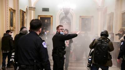 Спецназ ФБР вошёл в здание Капитолия в Вашингтоне