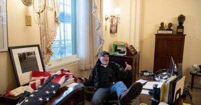 Участник мятежа в Капитолии закинул ноги на стол в кабинете Пелоси