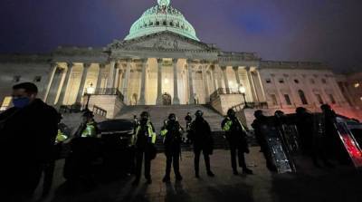 Правоохранители оттеснили протестующих от Капитолия
