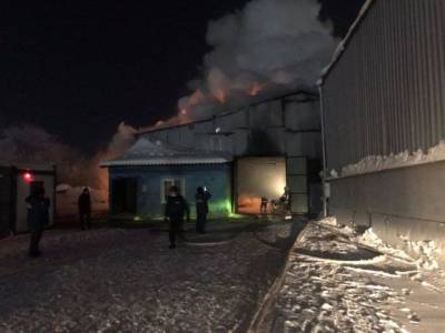 55 человек больше часа тушили пожар в нежилом здании в Кемерове