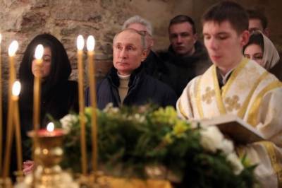 Путин встретил Рождество в церкви Николы на Липне в Новгородской области