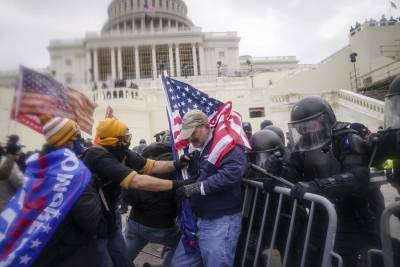 Число жертв протестов у конгресса США возросло до 4
