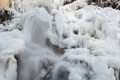 На Вилючинском водопаде на Камчатке обрушился лед, под завалом находятся люди