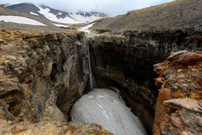 Один человек погиб при обрушении льда на Камчатке