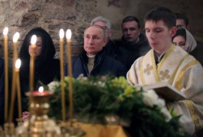 Владимир Путин посетил рождественское богослужение в церкви Николы под Новгородом
