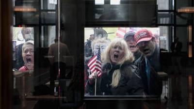 Демонстранты ворвались в Капитолий - в Вашингтоне введен комендантский час