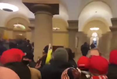 Атака сторонников Трампа на здание Конгресса США в Вашингтоне (ВИДЕО 18+)