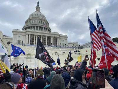 Вашингтон кипит: сторонники Трампа захватили Капитолий, в здании слышны выстрелы