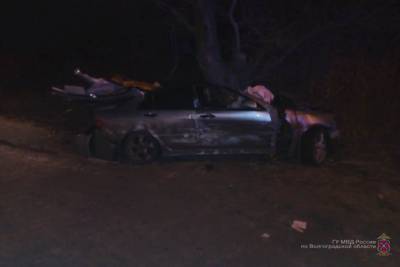 Женщина-водитель травмировалась в ДТП с наездом двух авто на дерево