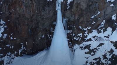 Турист погиб из-за обвала льда на Вилючинском водопаде в Камчатском крае