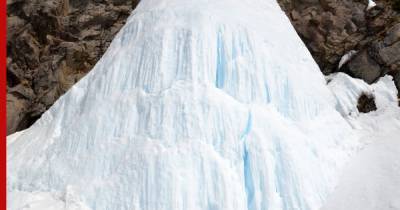 Возможную причину обрушения льда с водопада на Камчатке назвал ученый