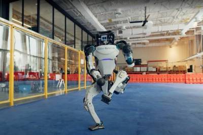 Новогоднее поздравление от Boston Dynamics с танцующими роботами