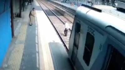 В Индии полицейский помог мужчине забраться на платформу за мгновение до прибытия поезда (2 фото + 1 видео)