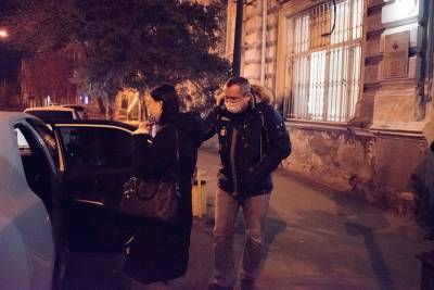 В Астрахани политики возят врачей из красной зоны на своих машинах