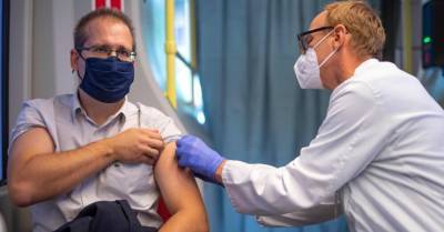 Опрос: только треть населения Латвии согласилась бы сделать прививку от Covid-19