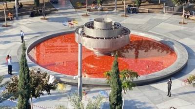 "Кровь на Дизенгоф: активисты окрасили воду в фонтане в память об Ахувии Сандаке