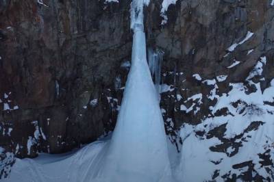 На камчатском водопаде лед обрушился и привалил туристов: один человек погиб, ранен ребенок