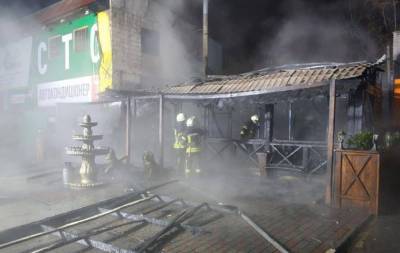 ЧП на Рождество в Киеве: огонь полностью охватил кафе, кадры бедствия