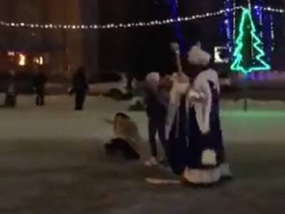Дед Мороз нокаутировал женщину у новогодней елки в Воронежской области