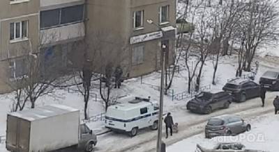 В Новоюжном районе у подъезда многоэтажки обнаружили труп