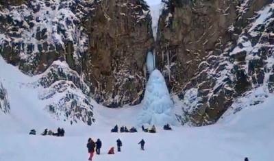 На Камчатке ледяная глыба обрушилась на группу туристов