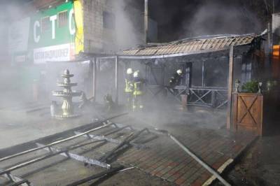 В Киеве огонь полностью уничтожил кафе и повредил несколько помещений: фото