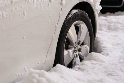 Эксперты предупредили об опасности снега, набившегося в колесные арки авто