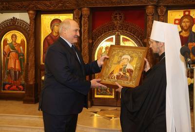 Лукашенко обменялся подарками с митрополитом Вениамином
